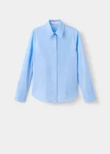 Camisa de popelín celeste con cuello camisero, manga larga y cierre delantero con botones.