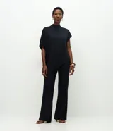 Pantalón de corte recto confeccionado en tejido de punto con cintura elástica. Presenta un diseño básico y versátil de tiro medio.