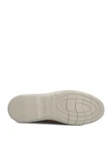 Zapato Hush Puppies modelo Bangu de estilo casual, confeccionado en cuero marrón con paneles de tejido tipo malla en la capellada para mayor ventilación, cordones tono sobre tono y suela de EVA en color gris claro.