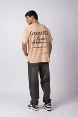 Remera de algodón con efecto lavado gastado, cuello redondo y mangas cortas. Presenta estampados minimalistas en el frente con el logo de la marca y la frase 'Local Based, Global Attitude'.