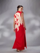 Vestido largo y recto sin mangas, confeccionado en paño de algodón con escote en V y cuello mao. Cuenta con un diseño bicolor en rojo y crudo con estampado exclusivo de hojas.