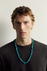 Collar de longitud media compuesto por abalorios de piedra turquesa en forma de piedras naturales trituradas. Colección especial Aaron Levine x Zara.