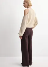 Pantalón de vestir marrón oscuro, de tiro medio y corte recto, con bolsillos frontales tipo parche decorados con botones metálicos dorados.