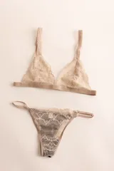 Bombacha de encaje negra con diseño ajustable y calce cómodo.