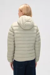 Campera puffer negra de nylon con capucha y cierre frontal.