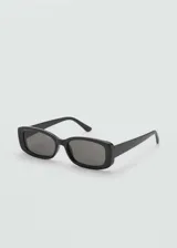 Gafas de sol con montura rectangular de pasta en color negro y lentes oscuras.