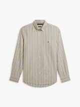 Camisa de manga larga Tommy Hilfiger de corte regular, confeccionada en popelín de algodón color beige con rayas verticales texturizadas en tonos blancos y oscuros. Presenta cuello con botones, puños redondeados y el logo de la marca bordado en el pecho.