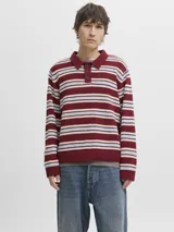 Polo tejido de manga larga con fit relajado, color rojo tibetano con rayas horizontales en blanco y celeste. Presenta medio cierre de botones.