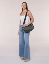 Cartera bandolera de lona naranja en forma de medialuna, con correa ajustable negra y cierre principal.