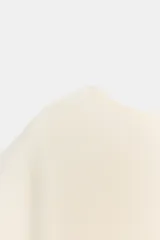 Jersey de punto liso con cuello redondo y manga corta con sisa ancha, de corte holgado.