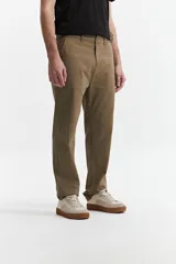 Pantalón chino de hombre color azul marino, confeccionado en gabardina con fit regular. Cuenta con bolsillos, cremallera y logo bordado.