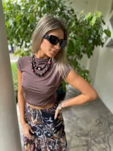 Top marrón de cuello alto y mangas cortas, confeccionado en tela elastizada.