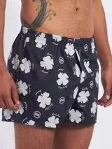 Bóxer de algodón blanco con estampado de flores pequeñas color celeste, con cintura elástica y logo de la marca en el centro.