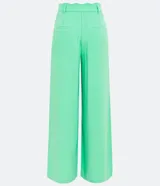 Pantalón recto de crepé color verde neón, con cintura alta acabada en forma ondulada. Prenda con trabillas, botón tipo escudo, bolsillos delanteros y traseros y detalle de pliegues delanteros.