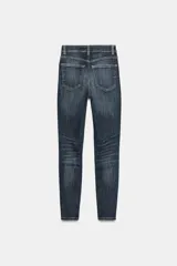 Jeans de corte skinny y tiro alto, confeccionados en tejido super elástico. Presentan diseño clásico de cinco bolsillos, cierre frontal con cremallera y botón metálico.