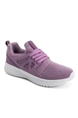 Championes deportivos Topper Mamba color fucsia con suela blanca, capellada de tejido knit transpirable y detalles sintéticos laterales con cordones y tira elástica de ajuste.