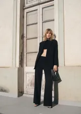 Pantalón de tiro medio y corte recto, color negro, de estilo sastrero.
