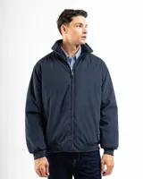 Campera de microfibra color azul marino, con cierre frontal completo, cuello alto y puños y ruedo elásticos.