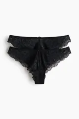 Pack de dos bombachas tipo brazilian de tiro bajo en color negro, confeccionadas completamente en encaje con diseño floral. Presentan cintura en V con pequeño detalle de moño y bordes ondulados.