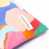 Neceser con cierre de cremallera, estampado abstracto y multicolor con grandes manchas de colores vibrantes como azul, amarillo, rosa y verde. Posee una etiqueta cosida con el texto "A GOGO ORIGINAL".