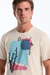 Remera de manga corta color beige, con cuello redondo y diseño gráfico estampado en el frente que incluye un cactus, formas abstractas en tonos celestes y rosados, y la inscripción "Original Penguin".
