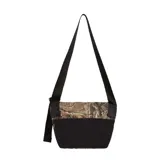 Bolso tipo messenger de Supreme con estampado de camuflaje forestal. Cuenta con solapa frontal con cierre de hebillas, correa ajustable para el hombro y logo de la marca en la parte inferior.