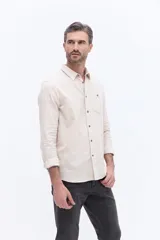 Camisa de manga larga confeccionada en viyela de algodón, con cierre frontal de botones y bolsillo en el pecho. Presenta un diseño clásico de calce cómodo y textura suave.