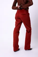 Pantalón wide leg color ladrillo de tela texturizada con cierre de botones.