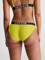 Parte de abajo de bikini color amarillo con textura de canalé y cintura elástica negra con logo de Calvin Klein en blanco.