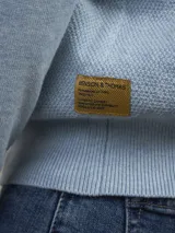 Sweater azul marino de punto con cuello redondo y mangas largas.