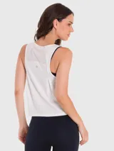 Musculosa deportiva de entrenamiento color blanco, con cuello redondo y diseño de espalda con paneles de malla para mayor ventilación.