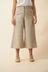 Pantalón palazzo marrón de tiro alto, con bolsillos laterales y largo a la pantorrilla.