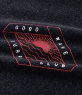 Musculosa de algodón color negro con efecto marmolado, cuello redondo y estampa frontal pequeña en el pecho con diseño de atardecer y texto Good Wave Surf Club.