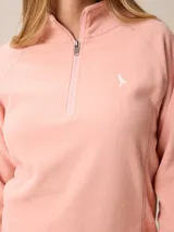Buzo de polar con cuello alto y medio cierre frontal. Presenta un diseño de manga larga con puños elásticos y logo bordado en el pecho.