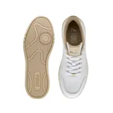 Championes Puma Court Class blancos con detalles en color crema en la suela, el talón y el interior.