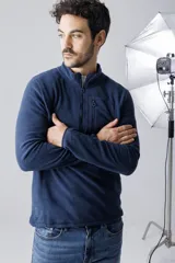 Campera de micropolar azul marino con cierre frontal parcial y bolsillo en el pecho.