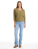 Buzo de tejido fino con escote en V, mangas tres cuartos estilo dolman y corte holgado.