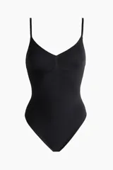 Body tanga de diseño minimalista con efecto modelador en el vientre. Presenta copas forradas con detalle fruncido central, breteles finos ajustables y cierre inferior con botones a presión ocultos. Confeccionado sin aros y con costuras reducidas para mayor comodidad.