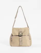 Bandolera de nylon color beige, con solapa frontal asegurada por una hebilla de clip. Cuenta con correa ajustable, bolsillos laterales con cierre y compartimento principal con cierre.