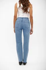 Jean de corte recto y tiro medio, color azul medio, con diseño clásico de cinco bolsillos y ruedo deshilachado.