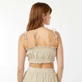 Top corto color beige de mezcla de lino, con tirantes finos ajustables y escote recto con volantes.