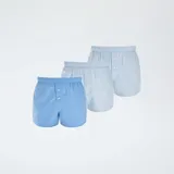 Pack de tres bóxer de algodón con cintura elástica y cierre con botones. Incluye un bóxer a cuadros celestes y blancos, uno liso celeste y uno a rayas verticales celestes y blancos.