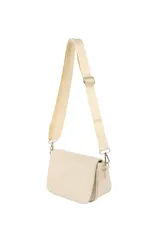 Bandolera de tamaño pequeño con solapa frontal, confeccionada en material texturizado. Cuenta con una correa larga ajustable de cinta tejida y herrajes metálicos plateados.