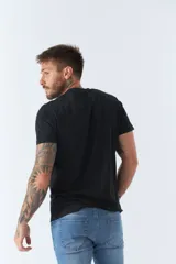 Remera básica de hombre con escote en V y manga corta. Presenta un diseño liso con logo bordado en el pecho.