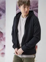 Fleece con capucha y cierre frontal completo, confeccionado en algodón, con bolsillos laterales y cordones ajustables en la capucha.