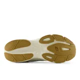 Championes de running New Balance modelo Amaste, con entresuela de tecnología Fresh Foam para mayor amortiguación. Presentan un diseño en tonos crema y blanco con detalles en lila y verde agua en el logo lateral y la lengüeta, confeccionados en malla transpirable y materiales sintéticos con suela de goma color caramelo.