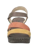 Sandalia de cuero Whitehaven de RKF, con diseño multicolor en tonos marrón, terracota y mostaza. Cuenta con taco bloque efecto madera, plataforma y tira ajustable en el talón.