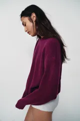 Jersey de punto con cuello redondo y manga larga, confeccionado en un suave tejido color bordó.