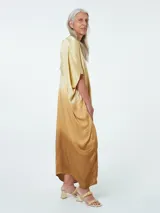 Vestido kaftan largo color dorado con efecto degradado.