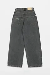 Jean de corte wide leg en denim color gris oscuro con efecto lavado. Presenta cintura alta, costuras laterales reforzadas y aberturas en el ruedo.